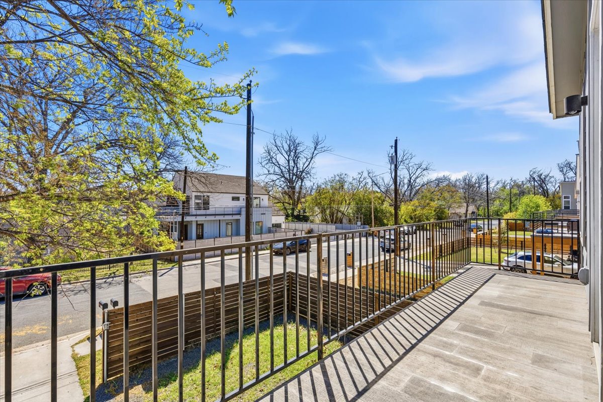 1114 Walton Lane, Unit A Austin, TX 78721 - Photo 28 of 36 Balcony featuring a residential view