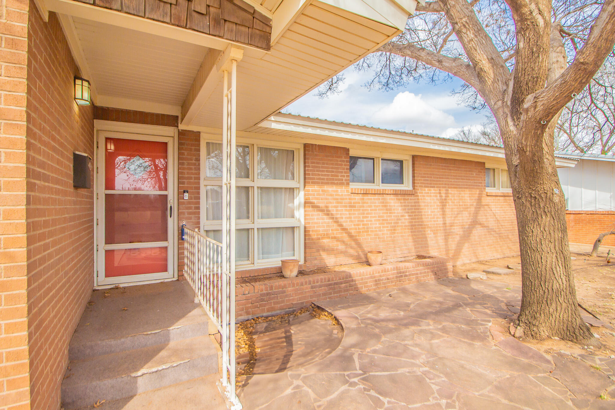 2806 58th Street Lubbock, TX 79413 - Photo 3 of 34 Front Porch + Patio
