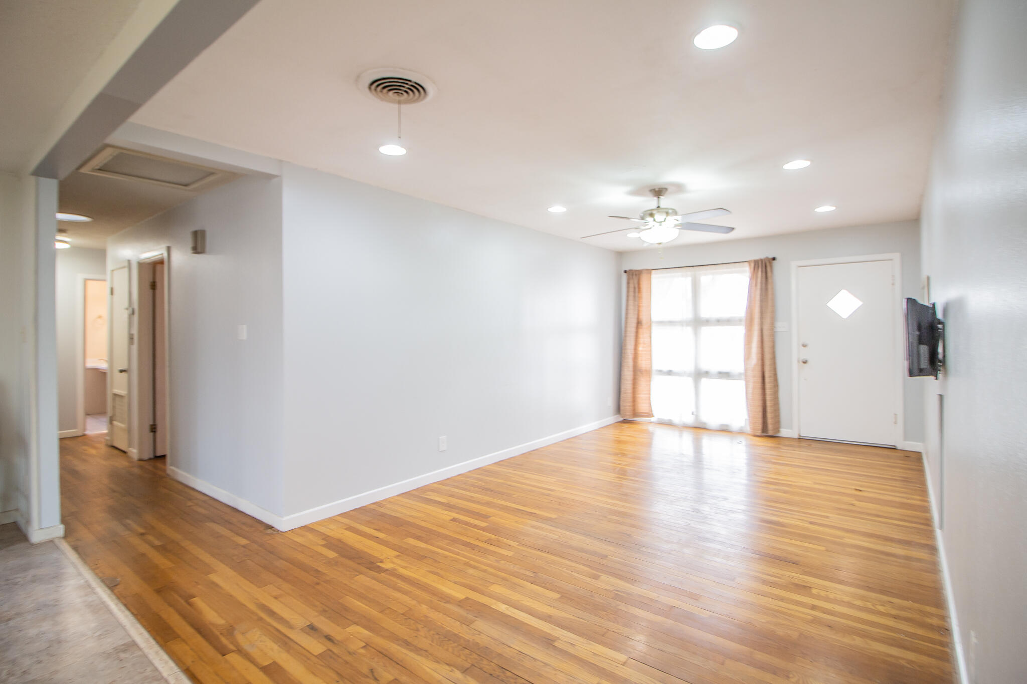 2806 58th Street Lubbock, TX 79413 - Photo 6 of 34 Living Room