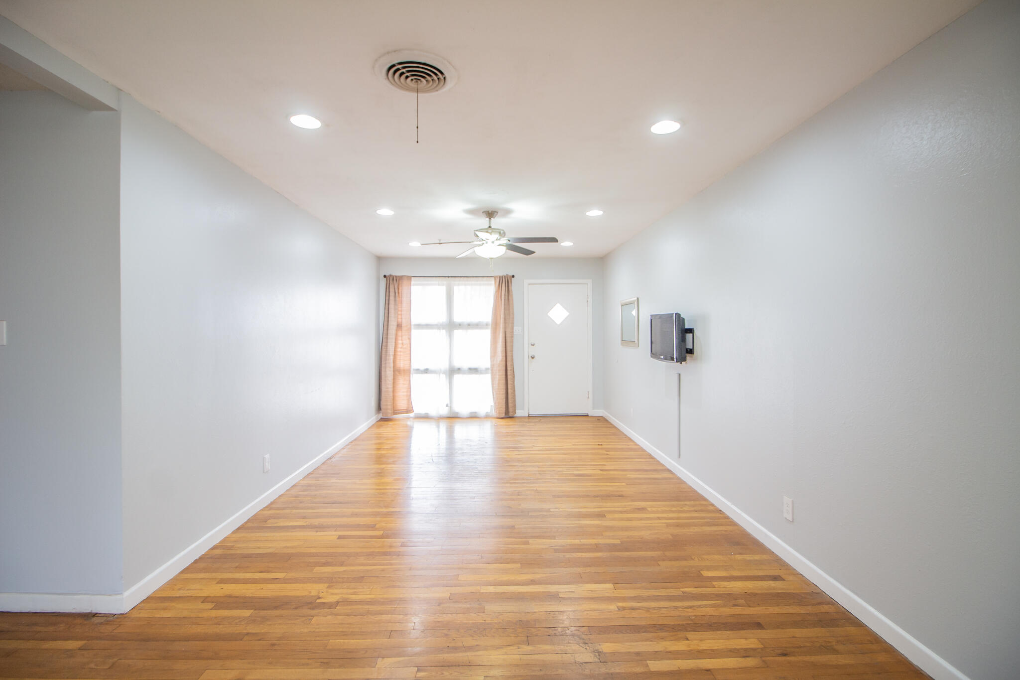 2806 58th Street Lubbock, TX 79413 - Photo 7 of 34 Living Room