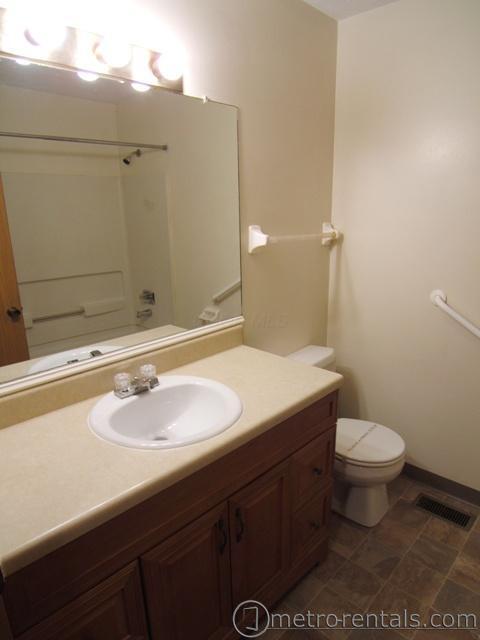3870 Petzinger Road, Unit 3872 Columbus, OH 43232 - Photo 6 of 8 3872Bth