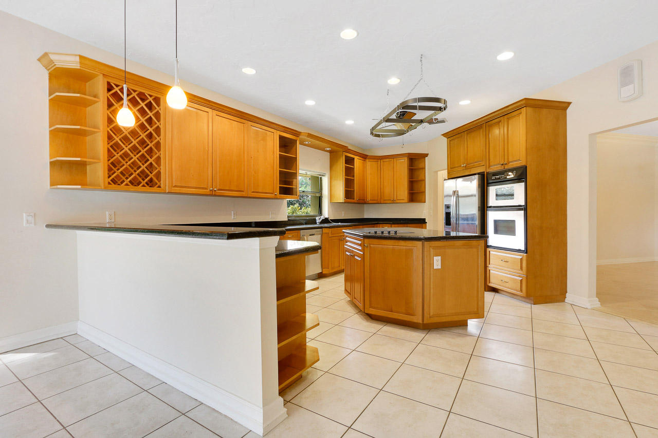 6 Rabbits Run Palm Beach Gardens, FL 33418 - Photo 17 of 42 Kitchen