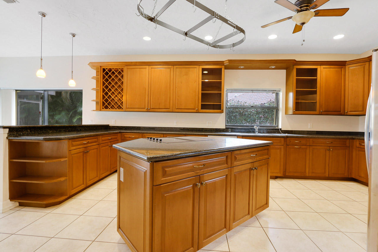 6 Rabbits Run Palm Beach Gardens, FL 33418 - Photo 18 of 42 Kitchen