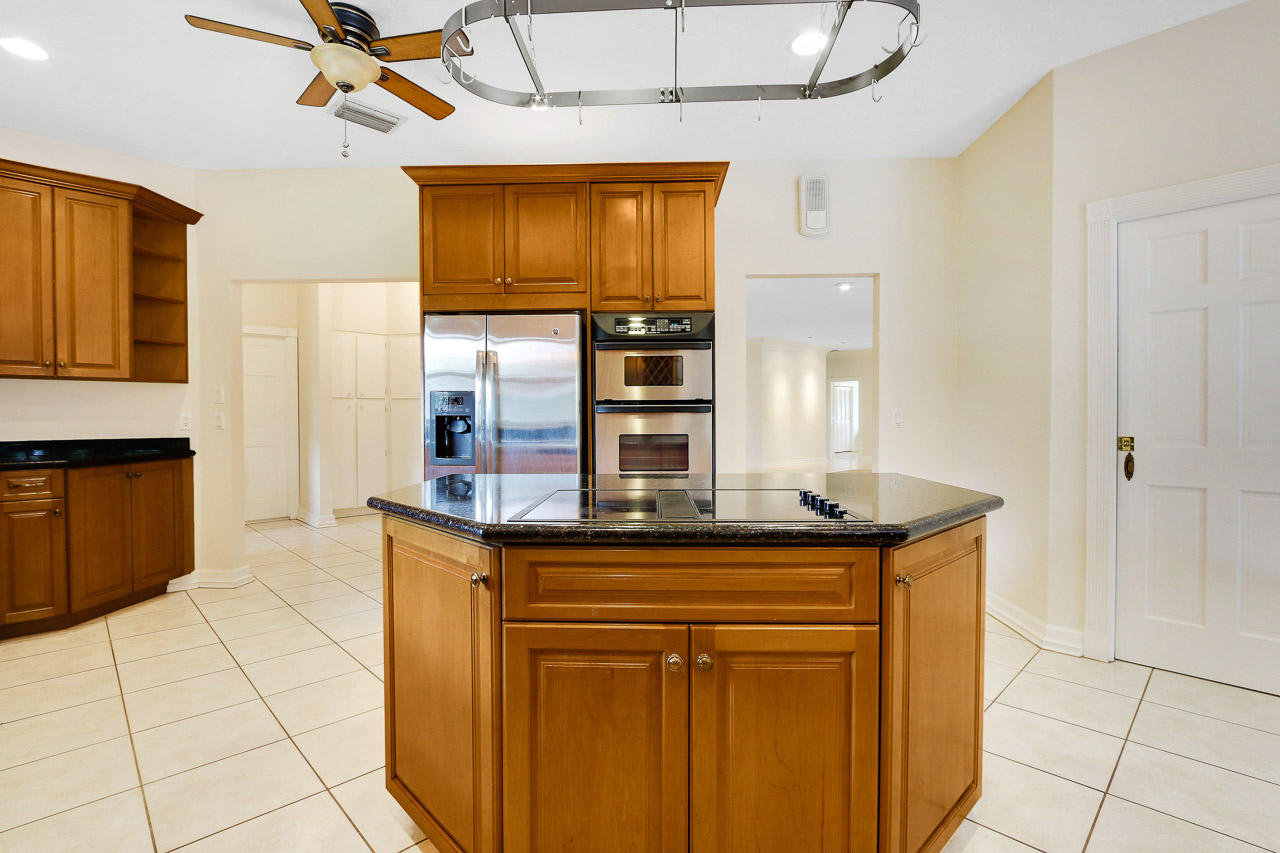 6 Rabbits Run Palm Beach Gardens, FL 33418 - Photo 20 of 42 Kitchen