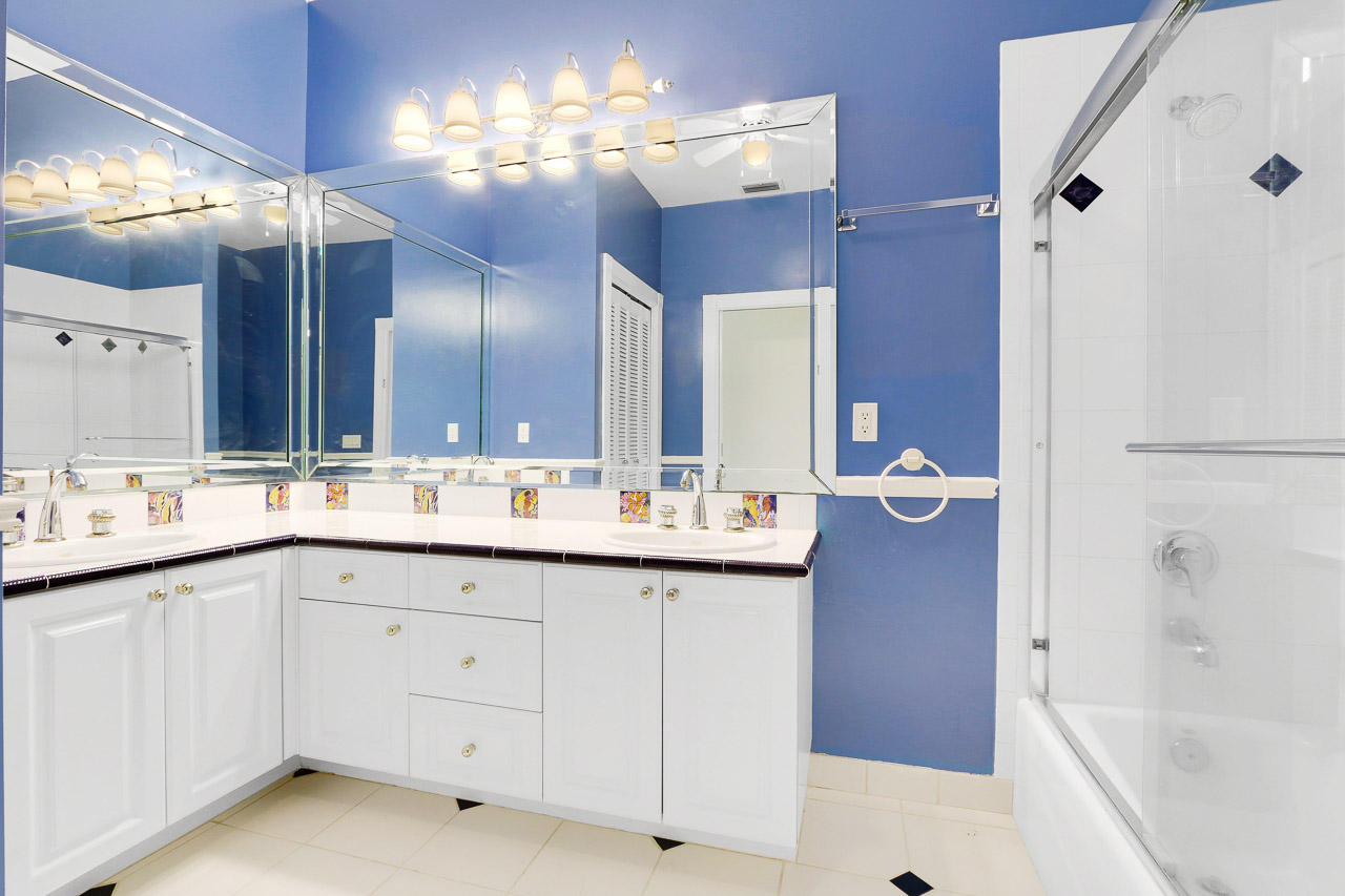 6 Rabbits Run Palm Beach Gardens, FL 33418 - Photo 32 of 42 Guest Bathroom