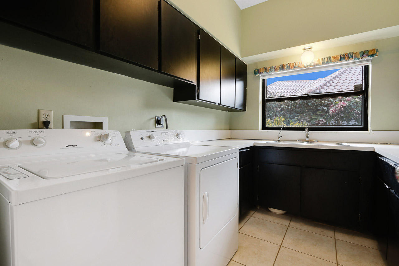 6 Rabbits Run Palm Beach Gardens, FL 33418 - Photo 35 of 42 Laundry