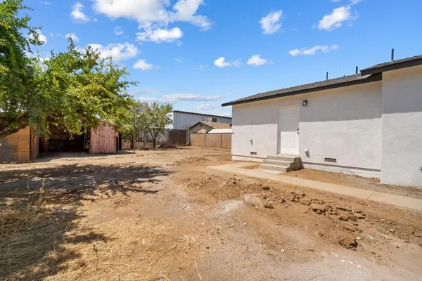$320,000 | 1166 East Park Way, Dinuba, CA 93618