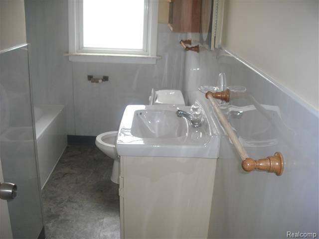 8496 Harding Street Taylor, MI 48180 - Photo 8 of 16 DSCF3008 (Small).jpg