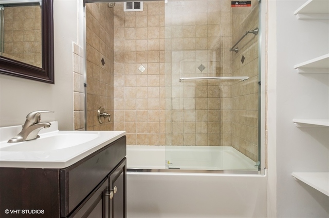 6325 North Sheridan Road, Unit 1005 Chicago, IL 60660 - Photo 15 of 24 a bathroom with a bathtub and a sink