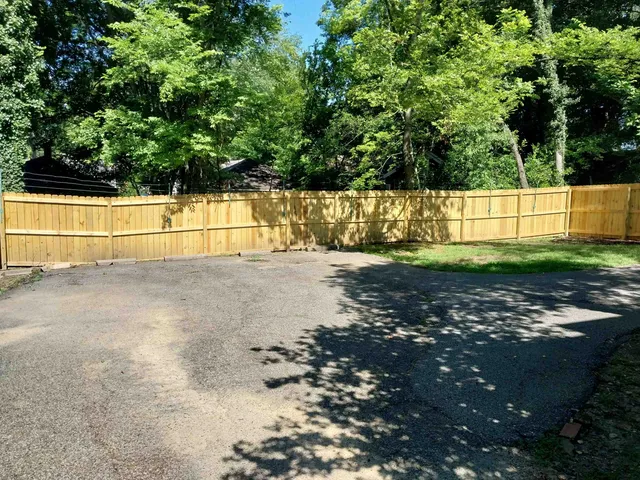 a view of a back yard