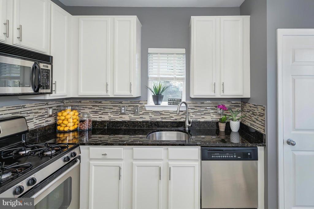 1515 North Point Drive, Unit 304 Reston, VA 20194 - Photo 11 of 23 Kitchen