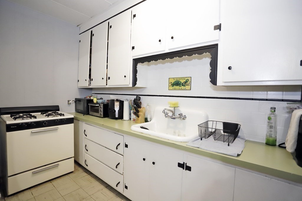 527 4th Street Fall River, MA 02721 - Photo 8 of 24