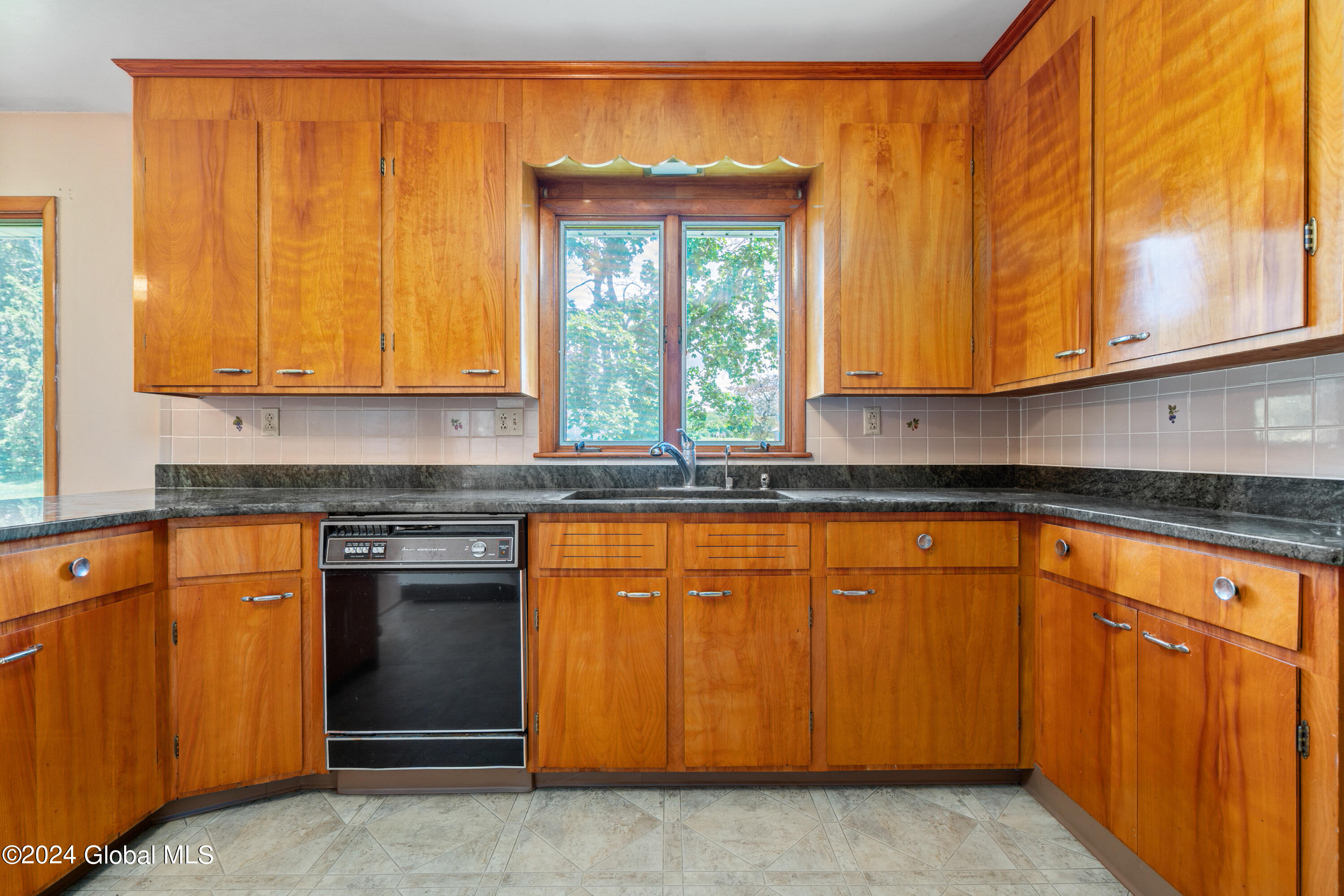 137 Middletown Road Waterford, NY 12188 - Photo 4 of 29 9