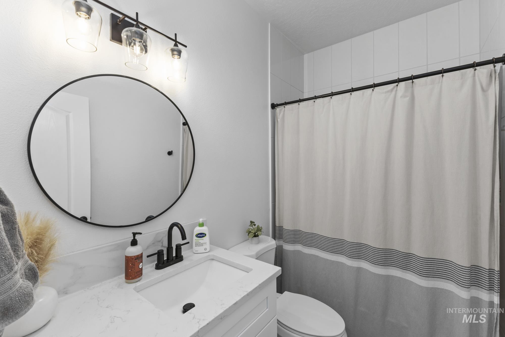 14820 Worden Way Caldwell, ID 83607 - Photo 35 of 44 Full bathroom with curtained shower and vanity