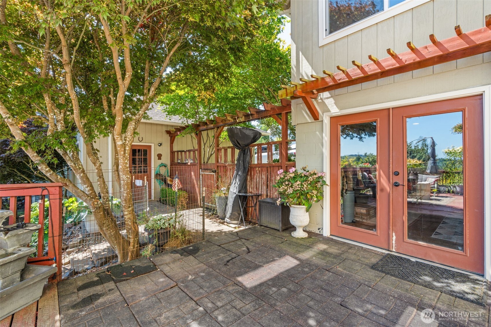 719 Peters Street Raymond, WA 98577 - Photo 27 of 36 a view of a building with traffic signal