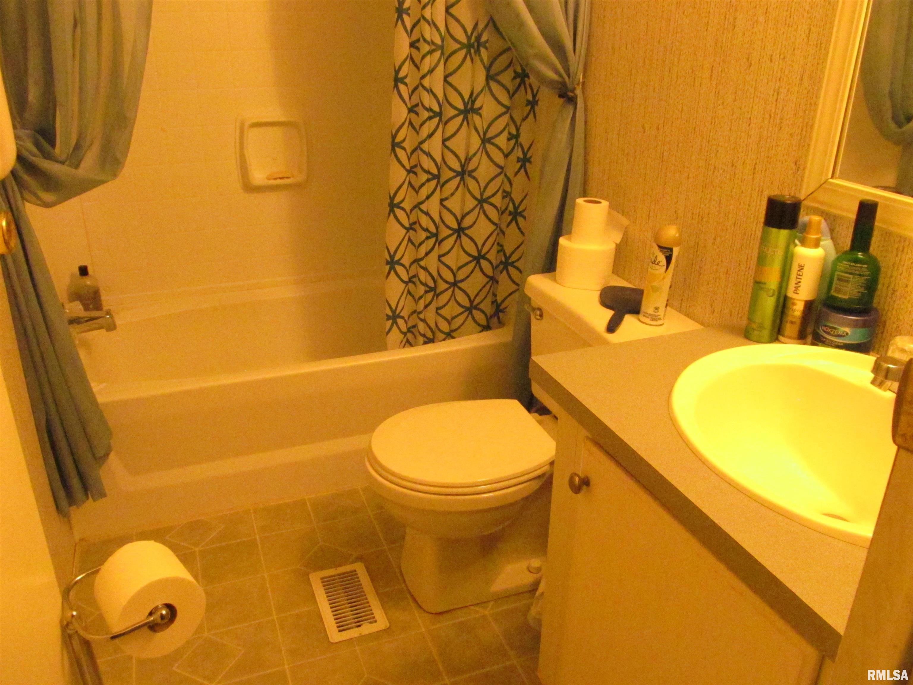 701 Fischer Road, Unit 200 Creve Coeur, IL 61610 - Photo 7 of 13 Gallery Image 7