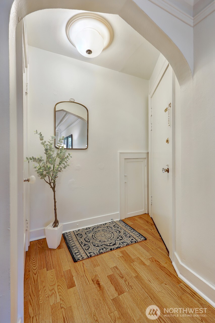 525 16th Avenue East, Unit 102 Seattle, WA 98112 - Photo 4 of 26