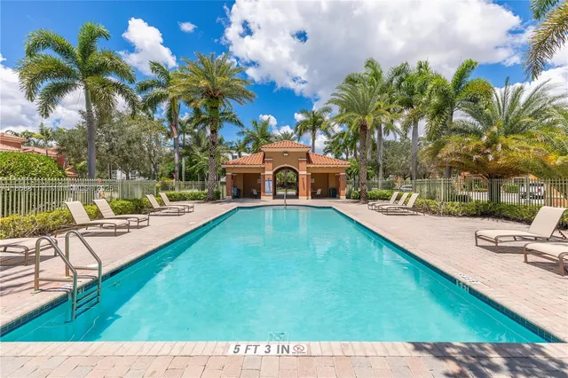 a view of a back yard