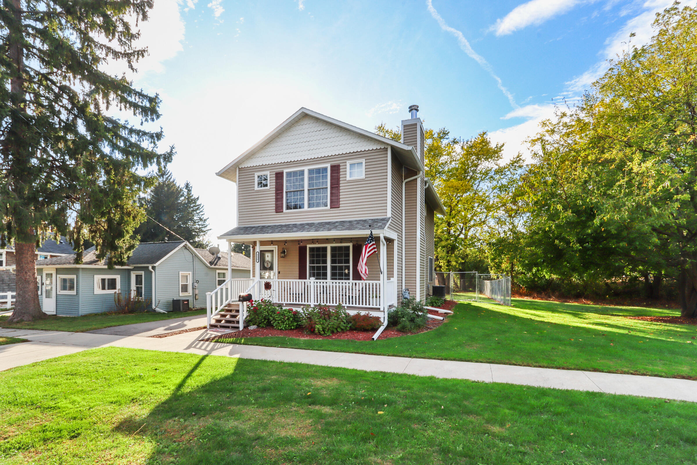 320 South 6th Street Delavan, WI 53115 - Photo 2 of 29 Front
