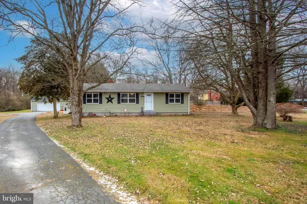 a view of house with a yard