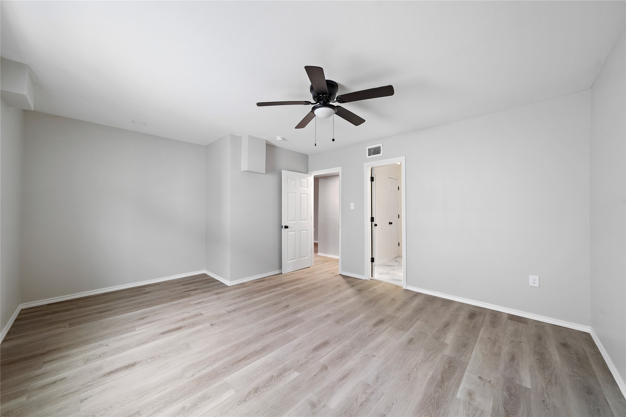 9711 Linkmeadow Lane, Unit 17 Houston, TX 77025 - Photo 4 of 15 a view of empty room with wooden floor and ceiling fan