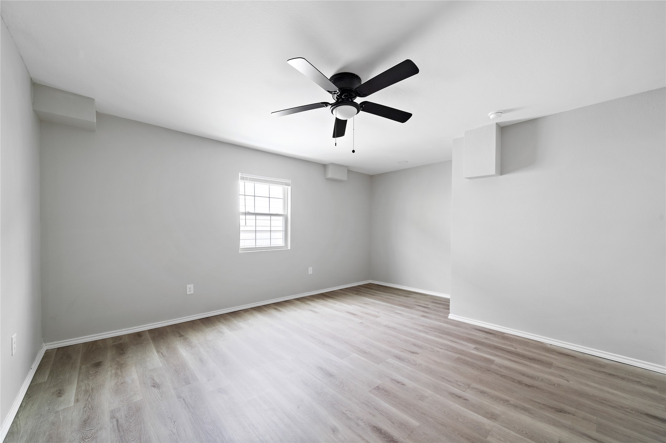 9711 Linkmeadow Lane, Unit 17 Houston, TX 77025 - Photo 5 of 15 a view of a big room with wooden floor and windows