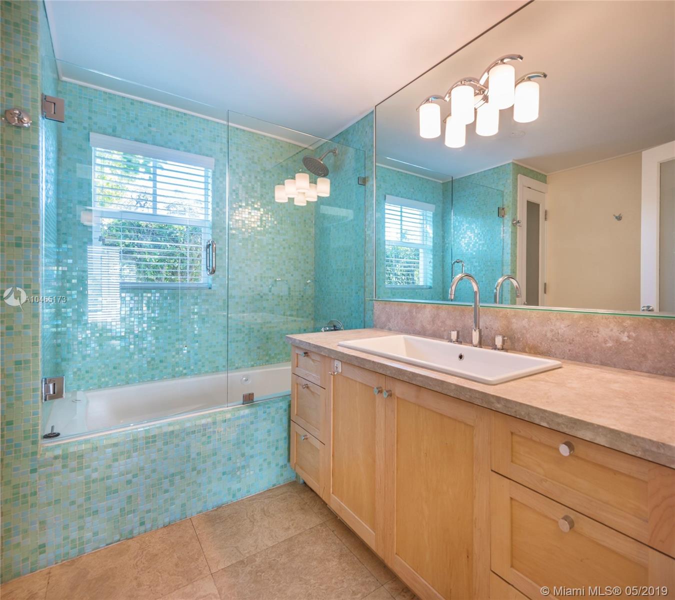 571 Harbor Drive Key Biscayne, FL 33149 - Photo 11 of 35 Guest Bathroom