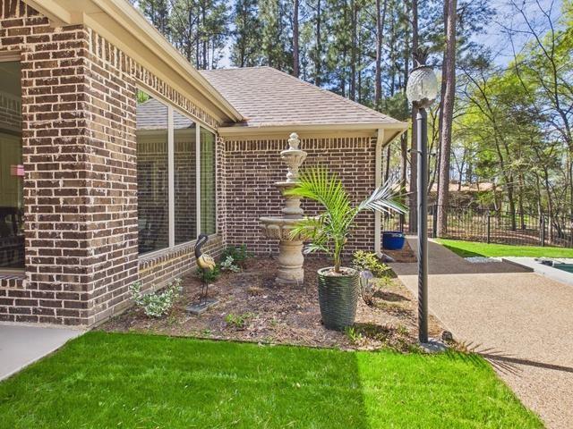 8550 Toler Pointe Larue, TX 75770 - Photo 15 of 37 a view of a house with backyard and porch
