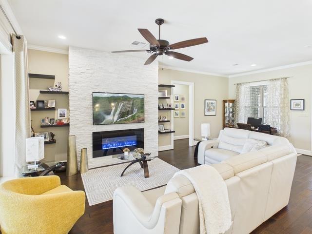 8550 Toler Pointe Larue, TX 75770 - Photo 19 of 37 a living room with furniture and a large window