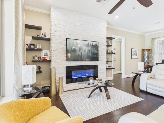 8550 Toler Pointe Larue, TX 75770 - Photo 20 of 37 a living room with furniture and a fireplace