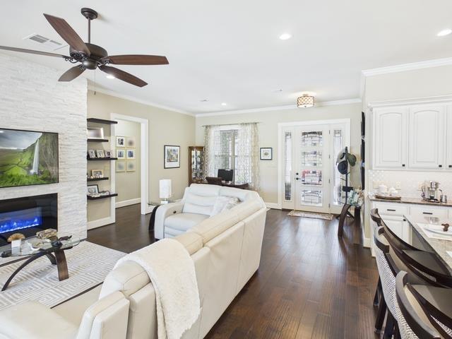 8550 Toler Pointe Larue, TX 75770 - Photo 22 of 37 a living room with furniture and a flat screen tv