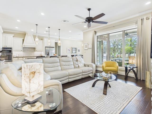 8550 Toler Pointe Larue, TX 75770 - Photo 23 of 37 a living room with furniture and a table