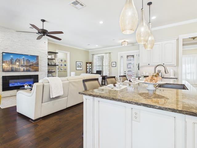 8550 Toler Pointe Larue, TX 75770 - Photo 25 of 37 a living room with kitchen island furniture and a chandelier