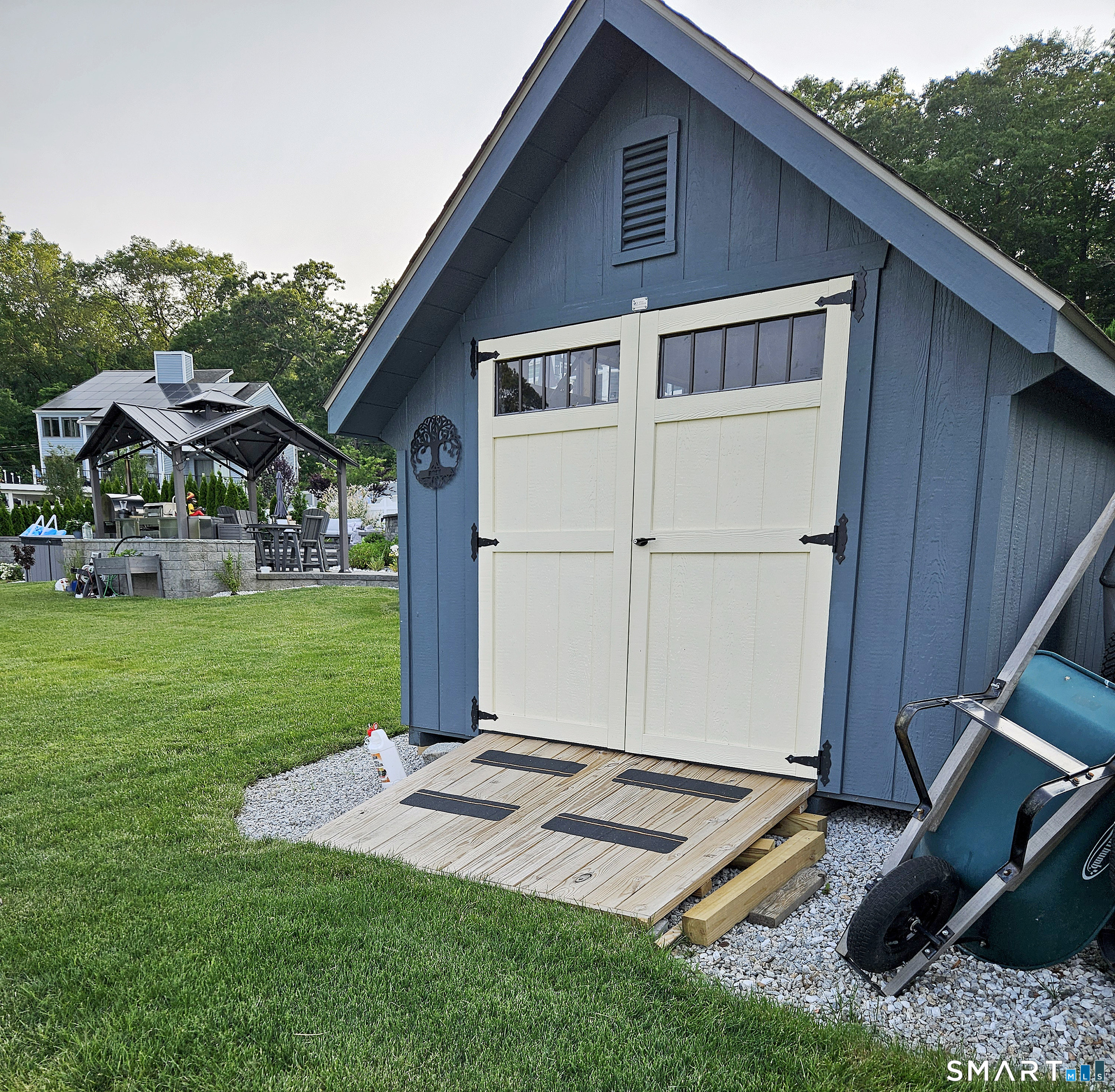 47 Oswegatchie Hills Road East Lyme, CT 06357 - Photo 27 of 40 a backyard of a house with lots of green space