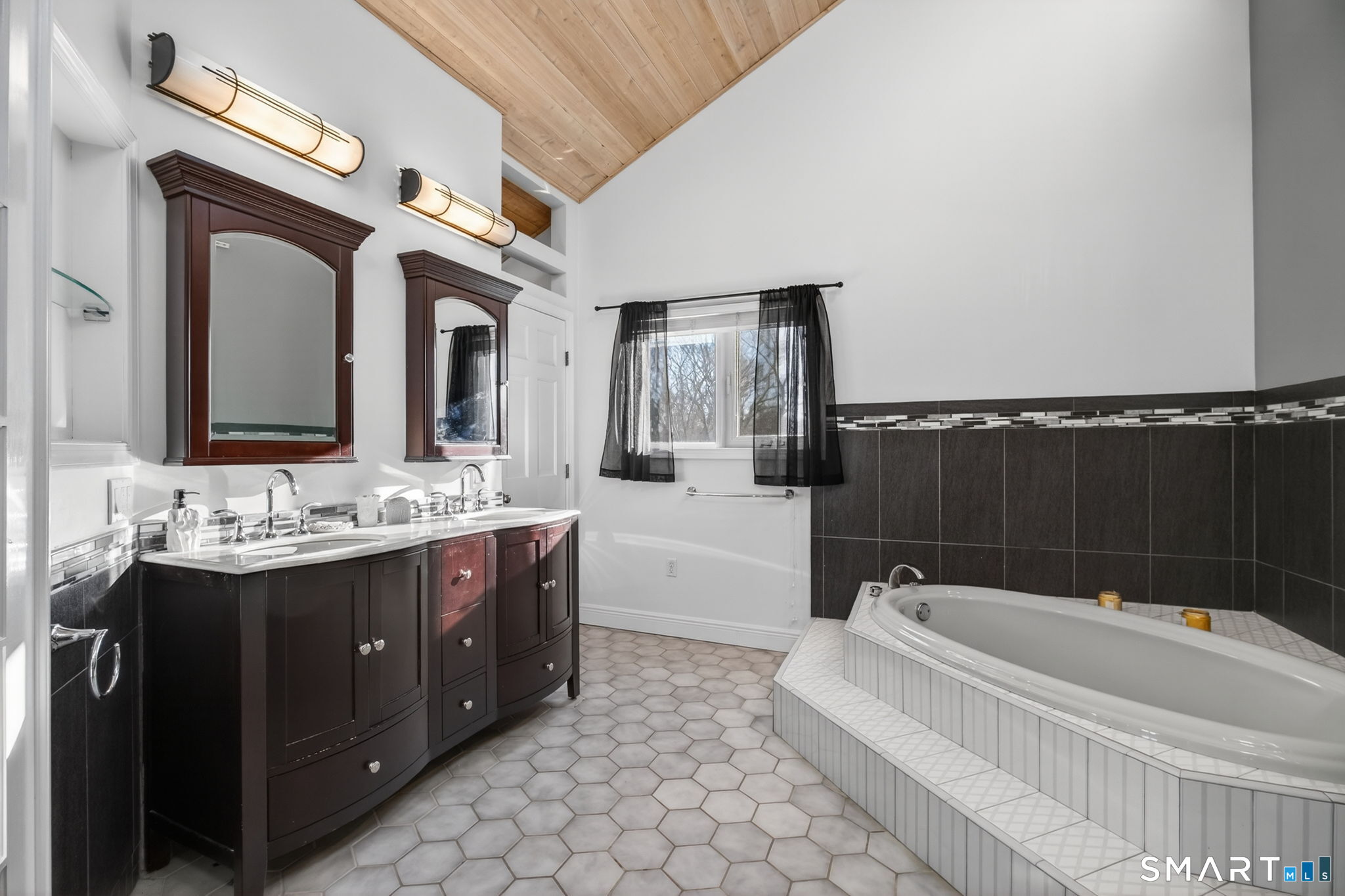 47 Oswegatchie Hills Road East Lyme, CT 06357 - Photo 33 of 40 a bathroom with a tub a sink and mirror