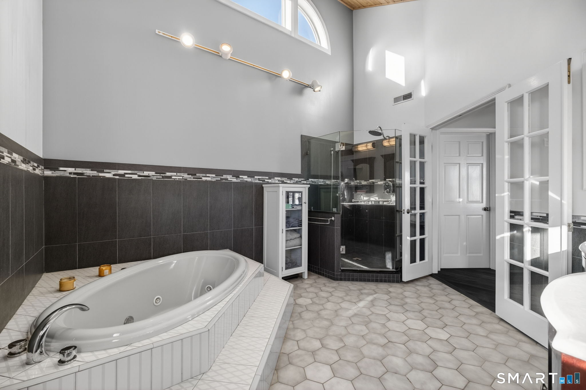 47 Oswegatchie Hills Road East Lyme, CT 06357 - Photo 34 of 40 a bathroom with a bathtub and a chandelier