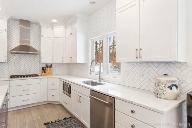 $950,000 | 2009 West Lakewood Boulevard, Holland, MI 49424