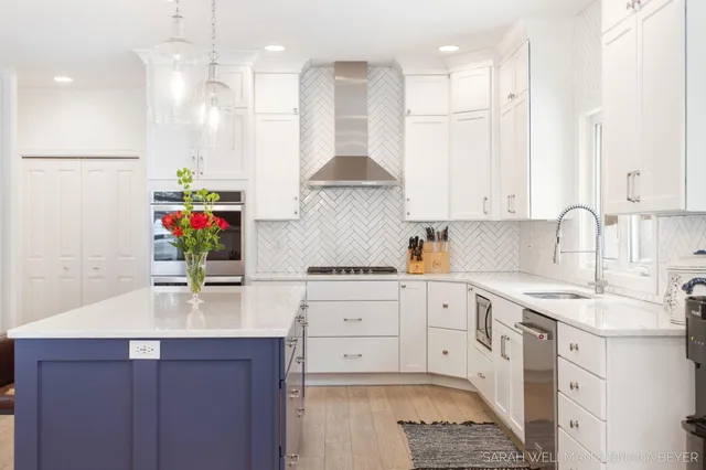 $950,000 | 2009 West Lakewood Boulevard, Holland, MI 49424