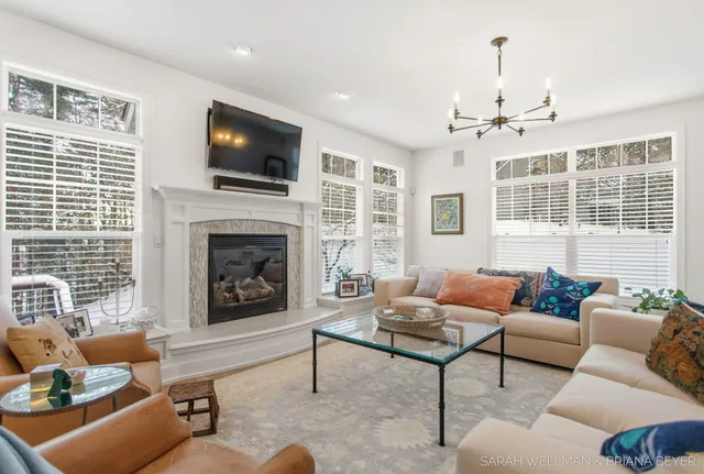 $950,000 | 2009 West Lakewood Boulevard, Holland, MI 49424