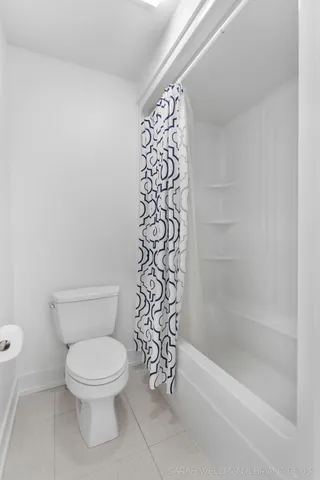 $950,000 | 2009 West Lakewood Boulevard, Holland, MI 49424