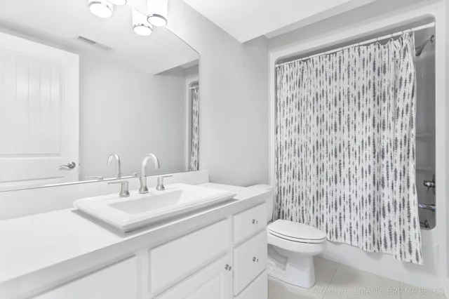 $950,000 | 2009 West Lakewood Boulevard, Holland, MI 49424