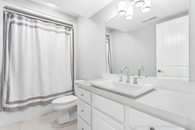 $950,000 | 2009 West Lakewood Boulevard, Holland, MI 49424