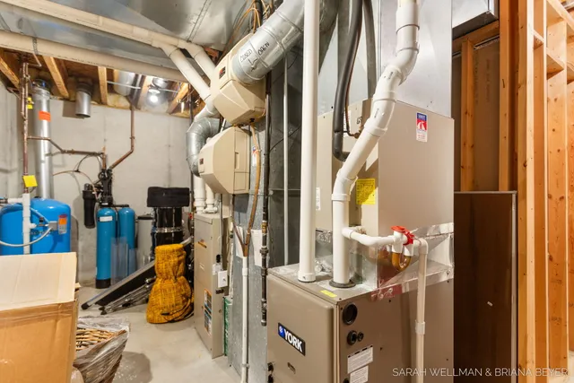 $950,000 | 2009 West Lakewood Boulevard, Holland, MI 49424