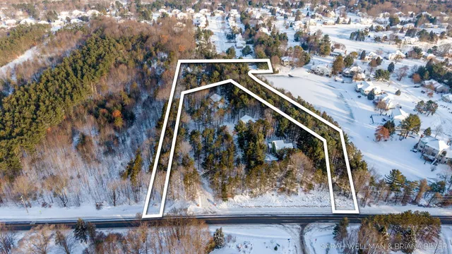 $950,000 | 2009 West Lakewood Boulevard, Holland, MI 49424