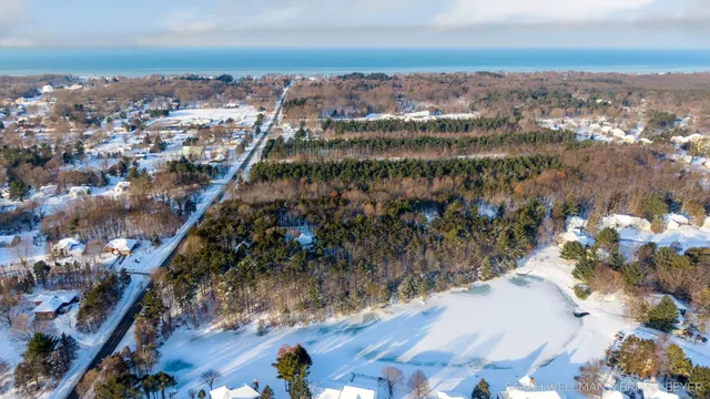 $950,000 | 2009 West Lakewood Boulevard, Holland, MI 49424