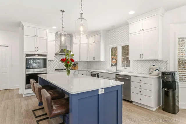 $950,000 | 2009 West Lakewood Boulevard, Holland, MI 49424