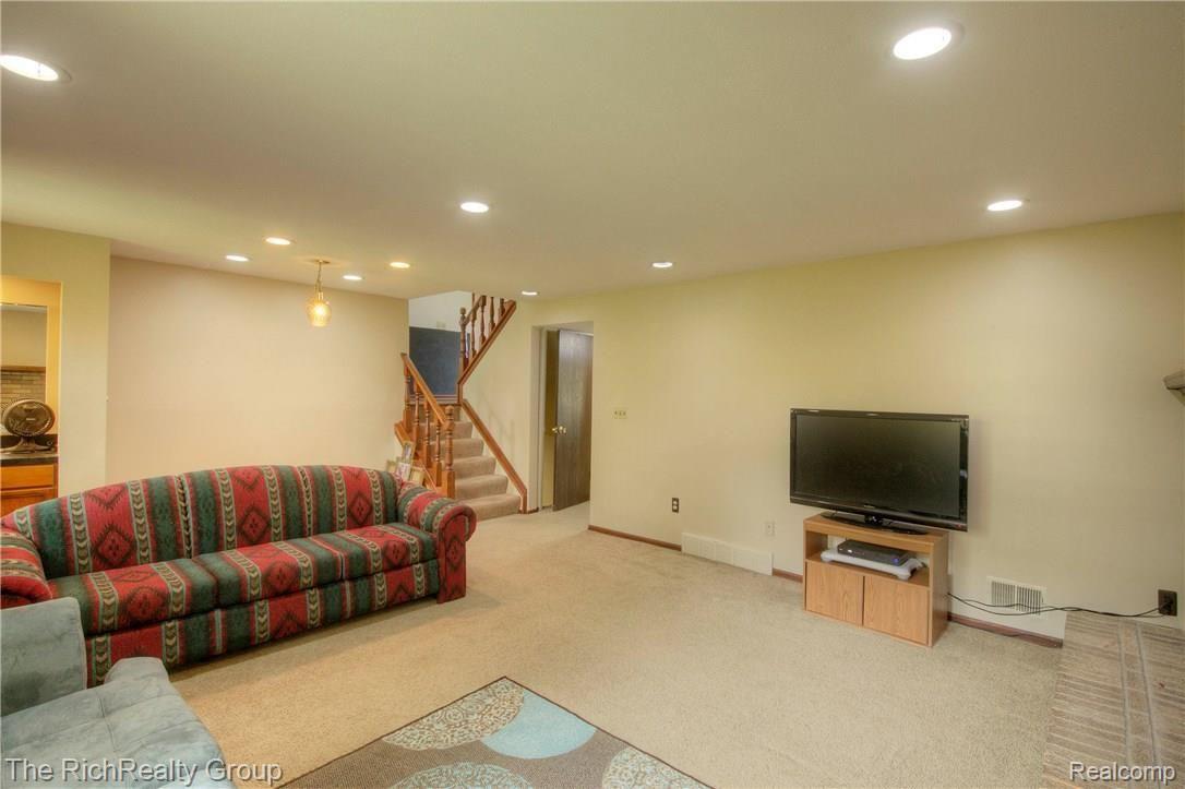 46513 Maidstone Road Canton, MI 48187 - Photo 37 of 56 37_fb.jpg