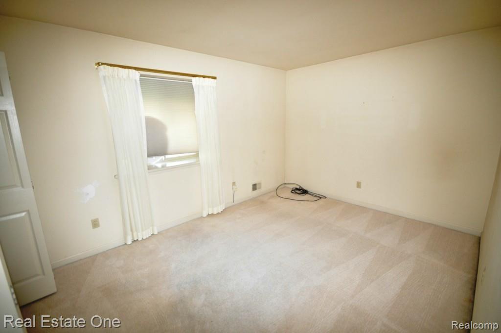 18751 Common Road Roseville, MI 48066 - Photo 15 of 28 Common%20Rd%20Cond00110.jpg
