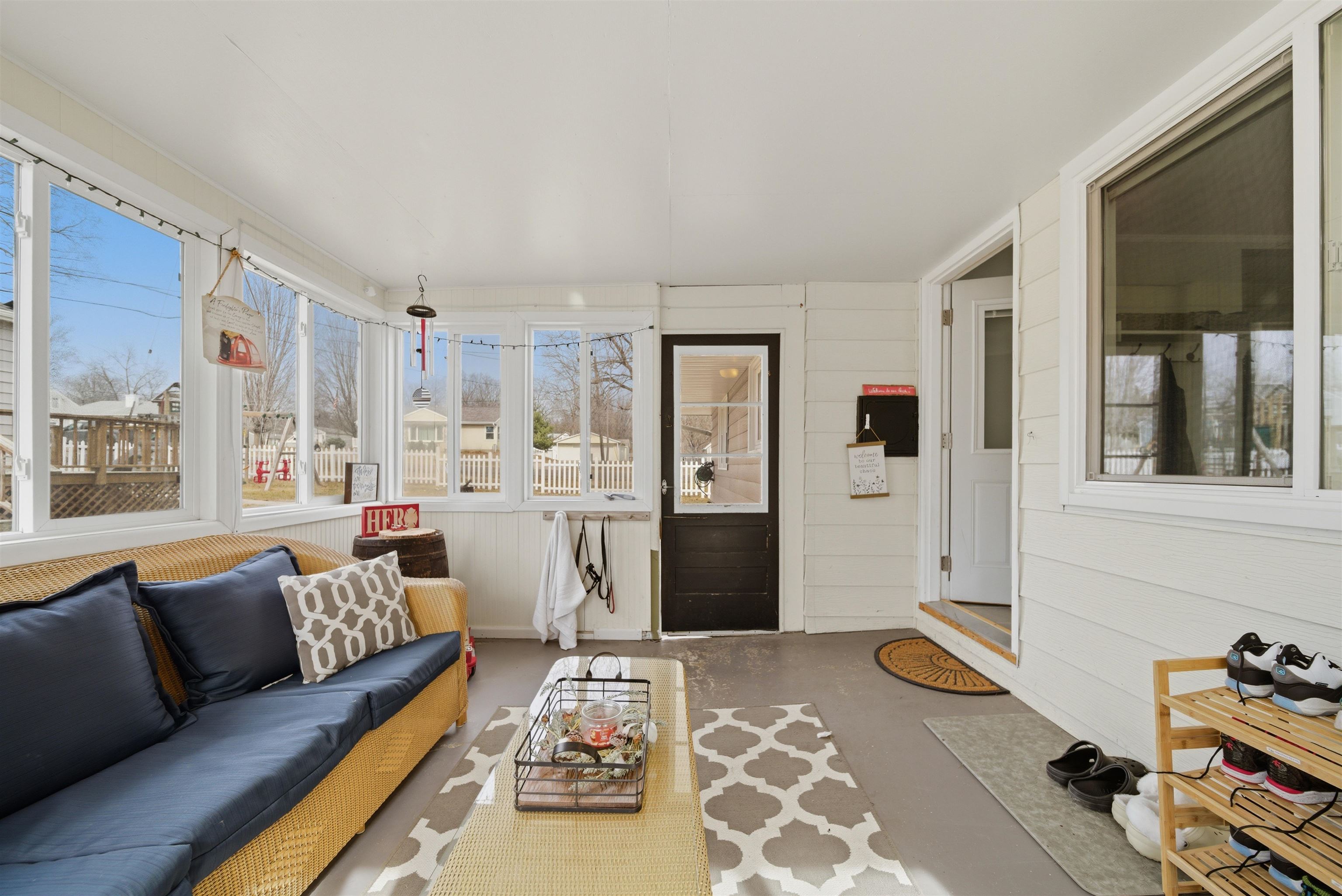 923 Institute Boulevard Dixon, IL 61021 - Photo 20 of 37 a living room with furniture and a rug