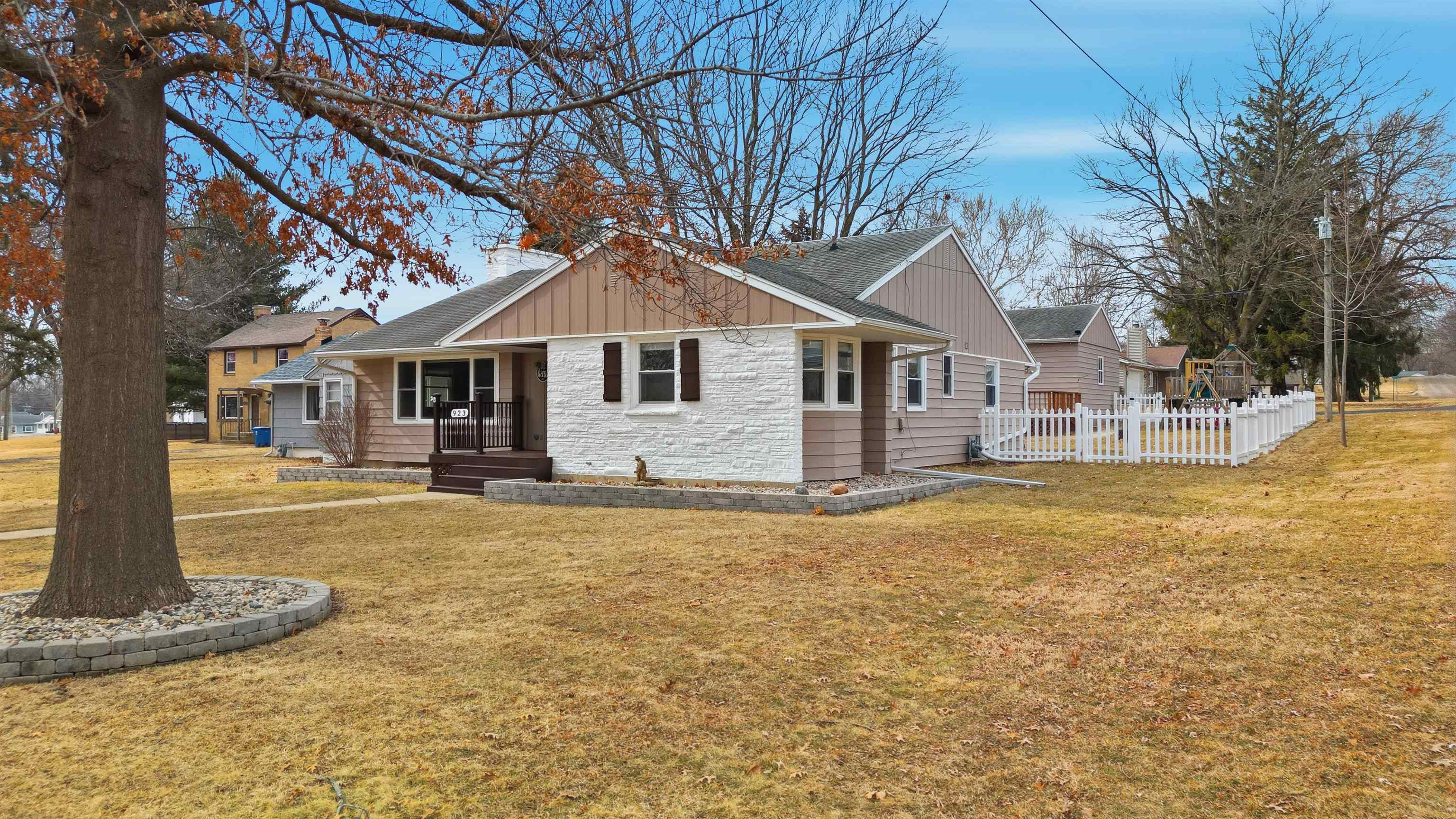 923 Institute Boulevard Dixon, IL 61021 - Photo 2 of 37